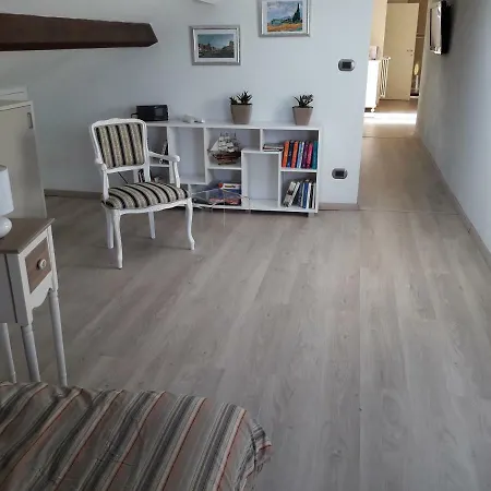 Skyline, Casa vacanze *